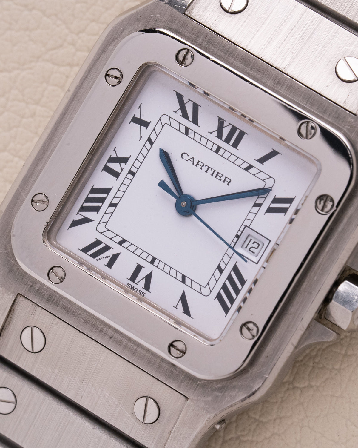 Reloj Cartier Santos de acero con esfera blanca y números romanos, una de las marcas de relojes de lujo más icónicas