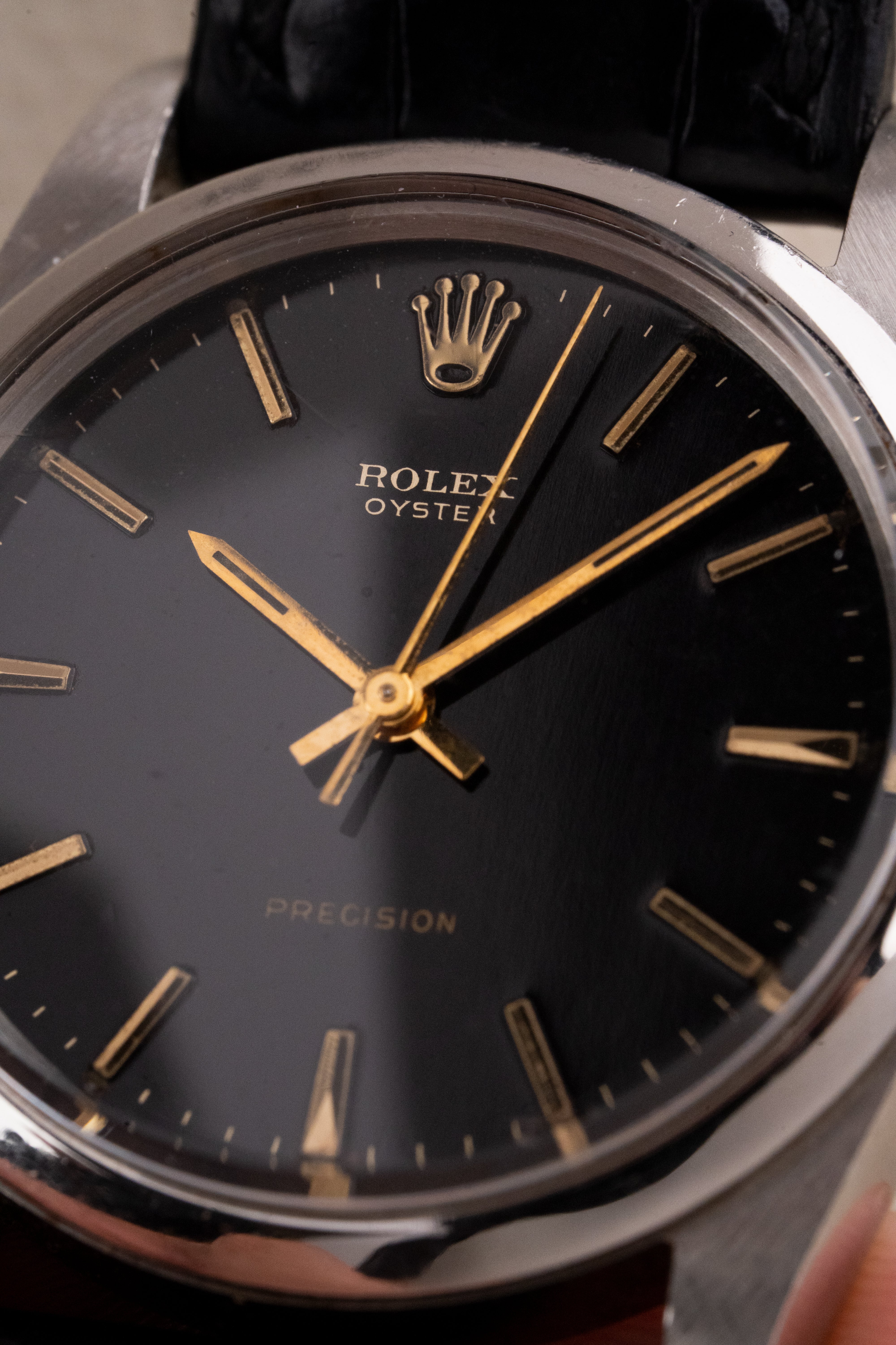 Rolex Oyster perpetual 34 Gilt dial segunda mano - detalle del bisel