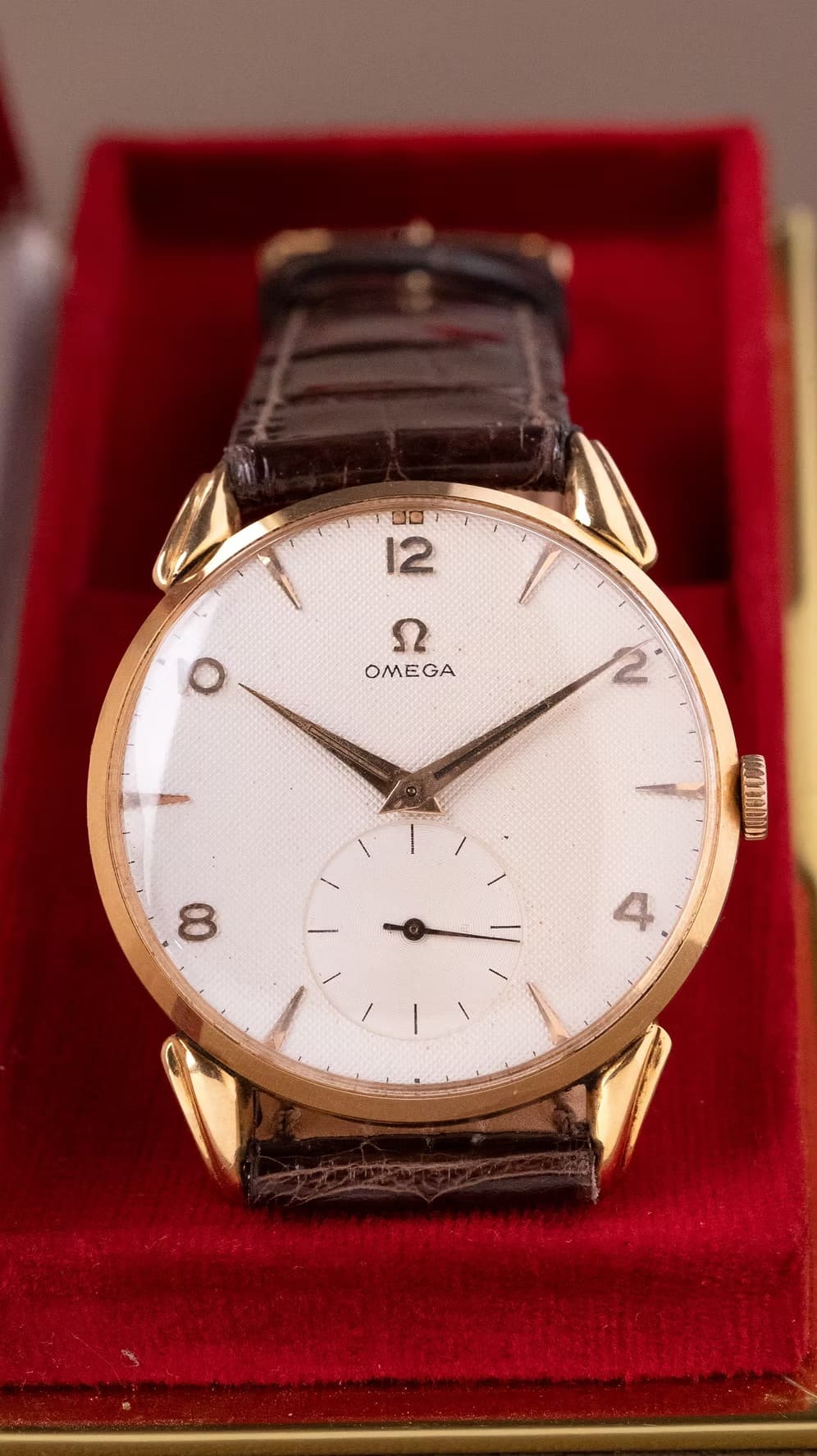 Omega Jumbo Honeycomb 18K segunda mano - vista frontal