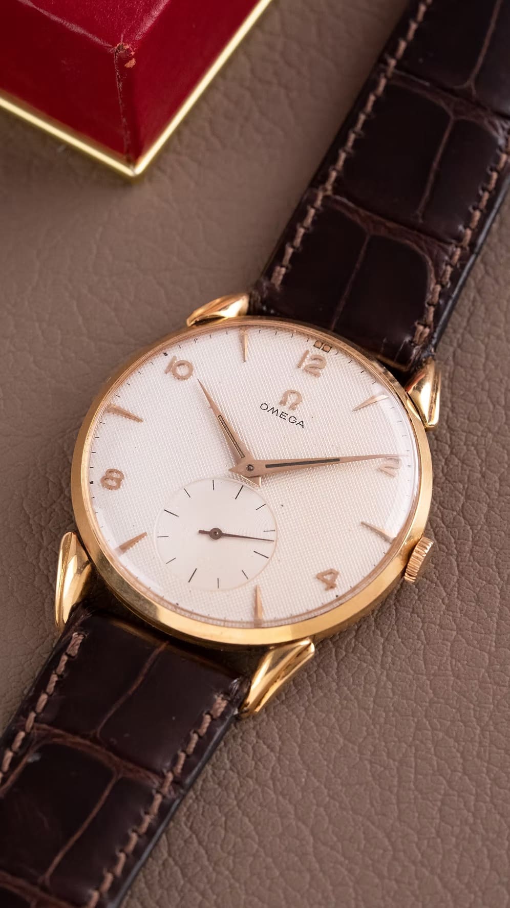 Omega Jumbo Honeycomb 18K segunda mano - vista lateral