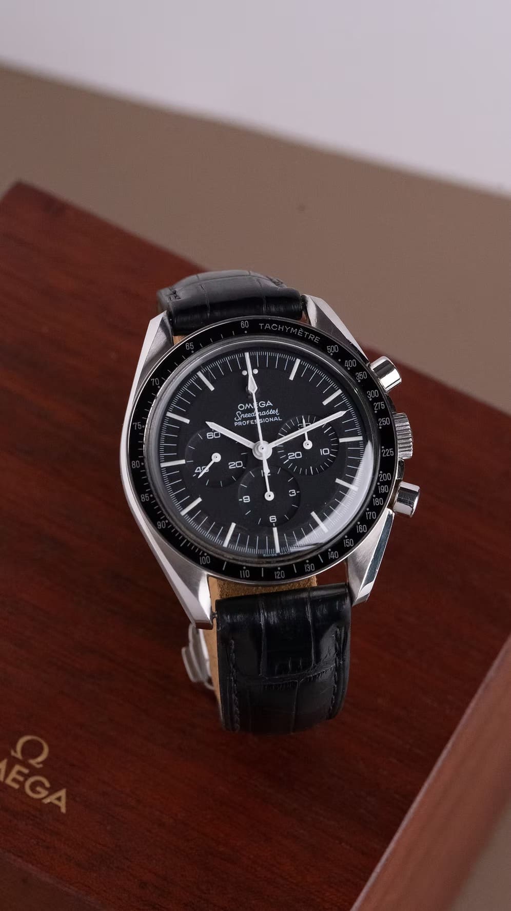Omega Speedmaster "PREMOON" segunda mano - vista lateral
