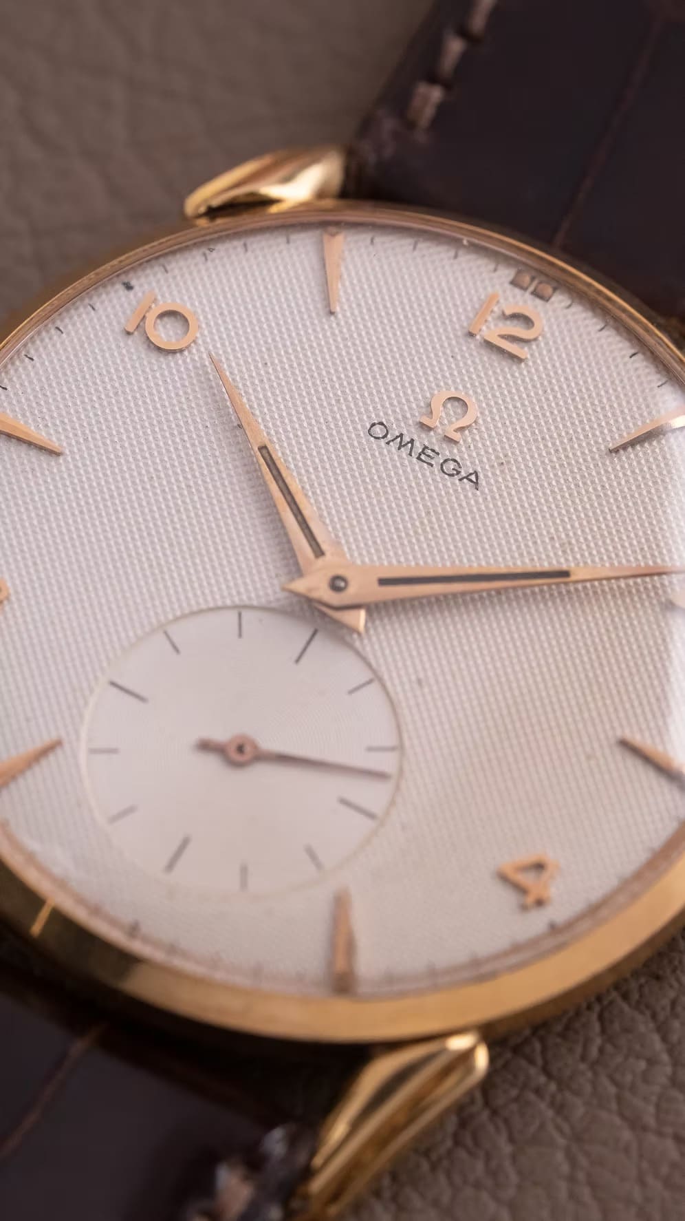Omega Jumbo Honeycomb 18K segunda mano - detalle de la esfera